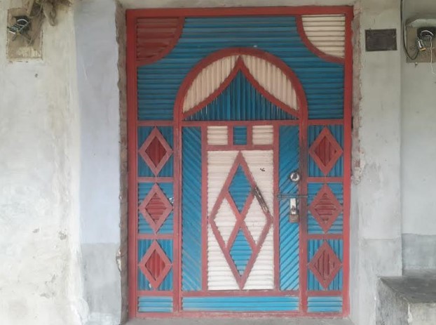 রাণীনগরে গ্রাম্য সালিশে হাজির না হওয়ায় হামলা, ভাঙচুর ও তালাবদ্ধের অভিযোগ