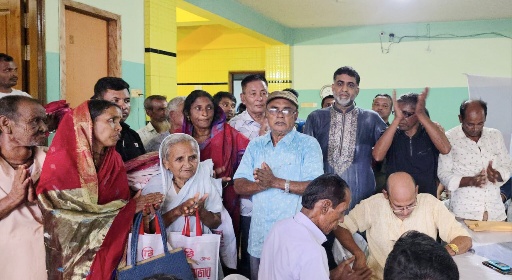 বগুড়ায় শারদ আর্শীবাদ জানাতে 
এমপি প্রার্থীর বাড়িতে ধর্মীয় নেতারা