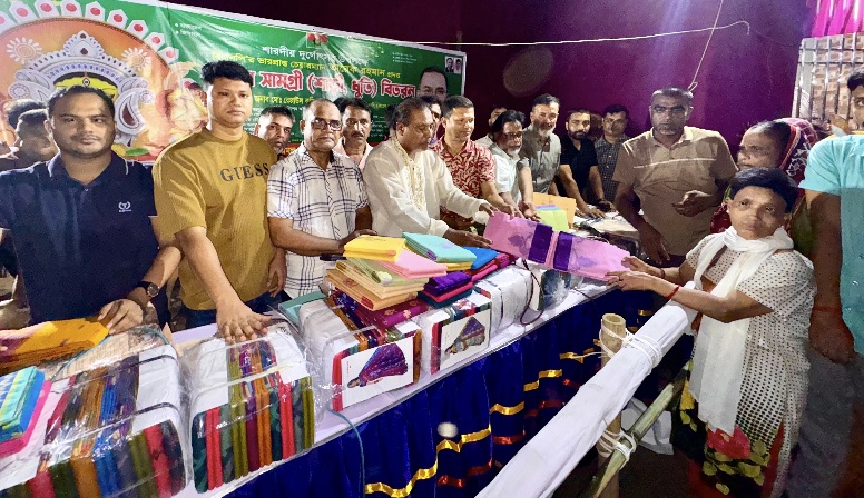 দুর্গাপূজায় বগুড়া চেলোপাড়ায় তারেক
রহমান প্রদত্ত পূজার সামগ্রী ও বস্ত্র বিতরণ