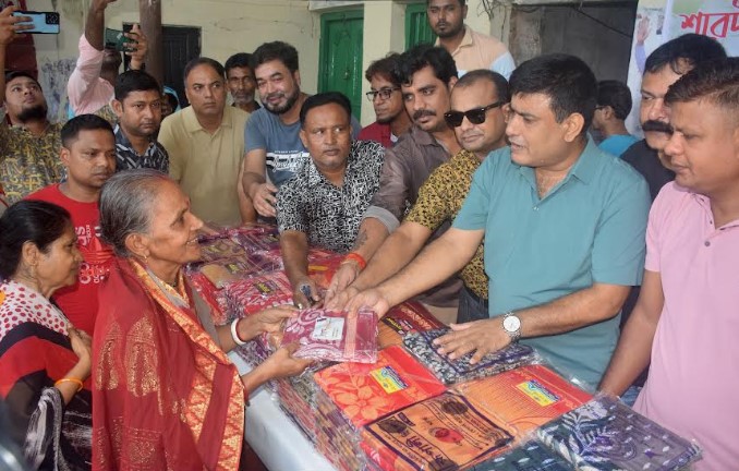 বগুড়ায় সনাতন ধর্মালম্বদের মাঝে যুবদলের বস্ত্র বিতরণ