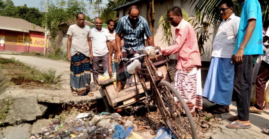 গোবিন্দগঞ্জে পুকুর গর্ভে রাস্তা, জনচলাচলে বিঘ্ন — হাটে ড্রেনেজ না থাকায় চরম দুর্ভোগ
