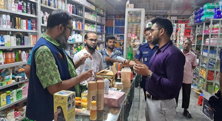 নিষিদ্ধ ও ক্যান্সারসৃষ্টিকারী স্কিন ক্রিম বিক্রির দায়ে চারঘাটে দুই প্রসাধনী দোকানকে জরিমানা