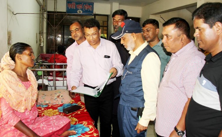 বগুড়ায় অসুস্থ রোগীদের দেখতে হাসপাতালে সাবেক এমপি লালু