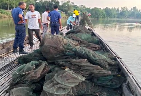 রাণীনগরে নিষিদ্ধ ৪০টি চায়না দুয়ারি জাল পুড়িয়ে ধ্বংস