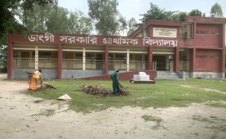 নীলফামারীর ডাঙ্গী সরকারি প্রাথমিক বিদ্যালয়ে ৬ শিক্ষক মিলে ৪ শিক্ষার্থী পড়ান
