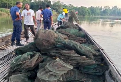 রাণীনগরে নিষিদ্ধ ৪০টি চায়না দুয়ারি জাল পুড়িয়ে ধ্বংস