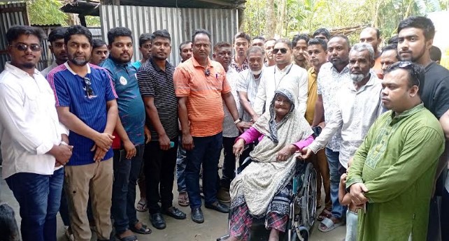 গাবতলীতে হুইল চেয়ার ও নগদ অর্থ প্রদান