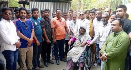 গাবতলীতে হুইল চেয়ার ও নগদ অর্থ প্রদান
