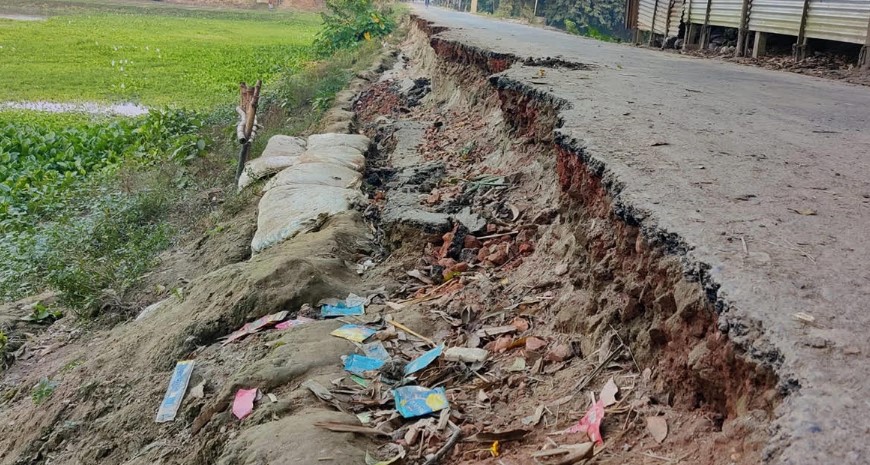 চার মাসেই ধসে গেল কোটি টাকার সড়ক, নিম্নমানের কাজের অভিযোগে ক্ষোভ