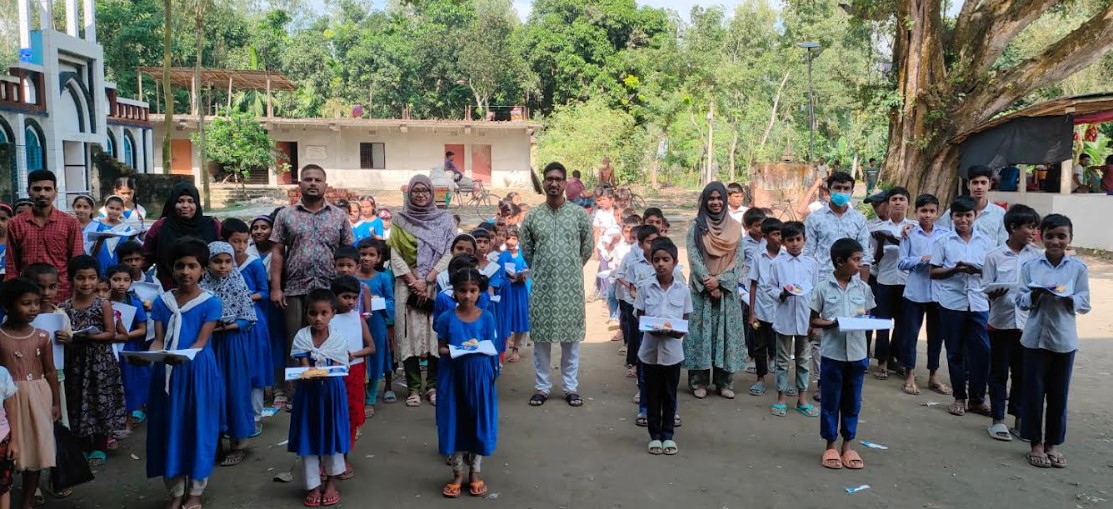 রানীরপাড়া স্কুলে আলোর প্রদীপ সংগঠনের পুষ্টিকর খাবার ও শিক্ষা উপকরণ বিতরণ