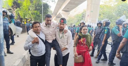 শাহবাগে প্রাথমিক শিক্ষক সমাবেশে পুলিশের লাঠিচার্জ ও টিয়ারশেল, ব্যাখ্যা দিলো ডিএমপি