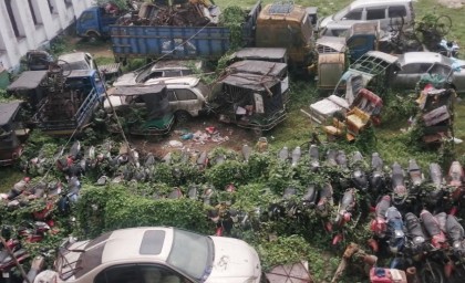 রংপুর আদালত চত্বরে গেলেই চোখে পড়বে নানা ধরনের জব্দ যানবাহন