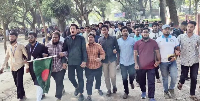 বগুড়া সরকারি আজিজুল কলেজে বিক্ষোভ মিছিল