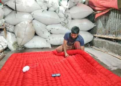 শীতের আগমনী বার্তা: তাড়াশে লেপ-তোশক তৈরির কারিগরদের ব্যস্ততা তুঙ্গে