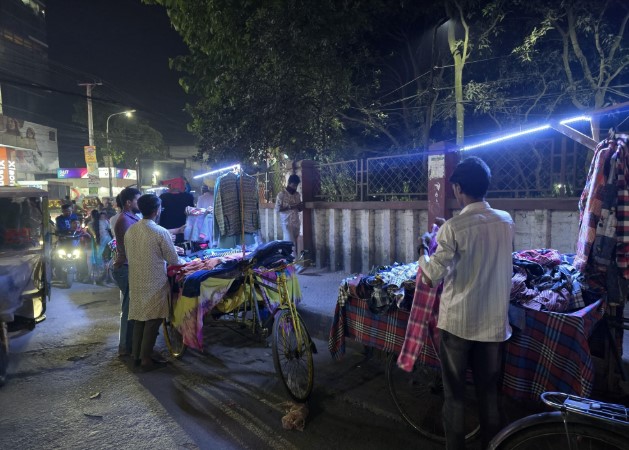 বগুড়ায় বেতনভুক্ত হকার বাহিনী: রাস্তাজুড়ে ভ্যান, চরম ভোগান্তিতে নগরবাসী