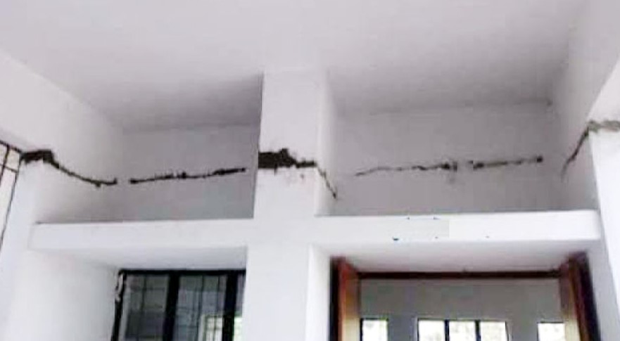 ঝুঁকিপূর্ণ ভবনে সিরাজগঞ্জ ফায়ার সার্ভিস: ৬৪ বছরের পুরোনো দালানে জীবনের ঝুঁকি নিয়ে চলছে কার্যক্রম