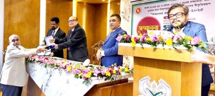 খাদ্য নিরাপত্তায় অবদানের স্বীকৃতিস্বরূপ সম্মাননা স্মারক পেলেন দুপচাঁচিয়ার মনিরুল হক