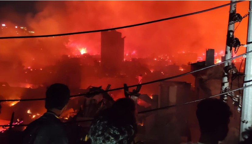 মহাখালীর কড়াইল বস্তিতে ভয়াবহ আগুন: চার ঘণ্টা পরও নিয়ন্ত্রণে নয়, ফায়ার সার্ভিসের ১৭ ইউনিট কাজ করছে