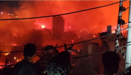 মহাখালীর কড়াইল বস্তিতে ভয়াবহ আগুন: চার ঘণ্টা পরও নিয়ন্ত্রণে নয়, ফায়ার সার্ভিসের ১৭ ইউনিট কাজ করছে