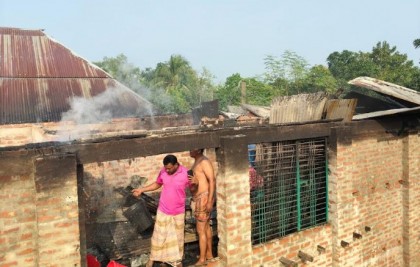 রাণীনগরে মৎস্যজীবির বাড়িতে আগুন, সাত লাখ টাকার ক্ষয়ক্ষতি
