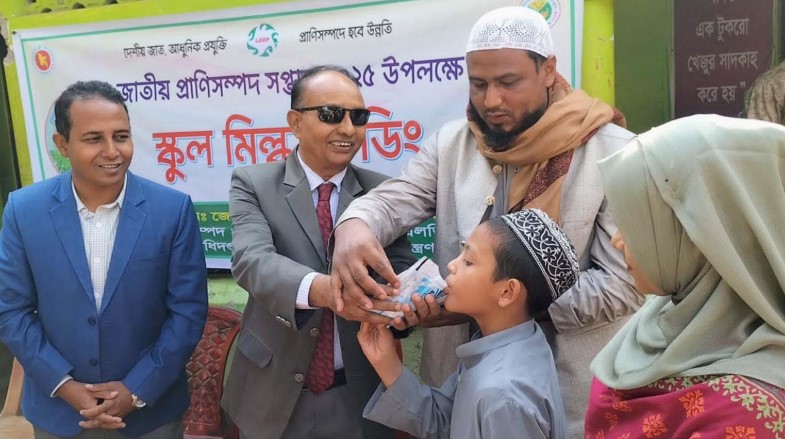 ভূরুঙ্গামারীতে স্কুল মিল্ক ফিডিং কর্মসূচির উদ্বোধন