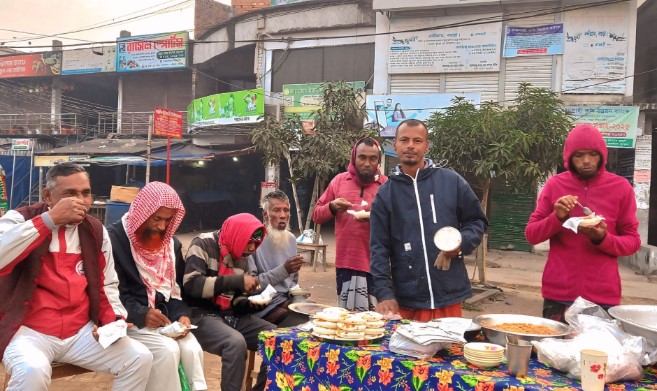 নন্দীগ্রামে শীতের শুরুতেই জমে উঠেছে ভাপা পিঠা বিক্রির ধুম