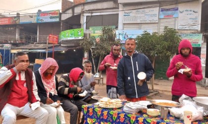 নন্দীগ্রামে শীতের শুরুতেই জমে উঠেছে ভাপা পিঠা বিক্রির ধুম