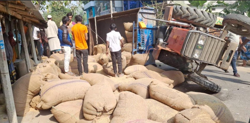 রাণীনগরে ধান বোঝাই ট্রাক্টর উল্টে একই পবিবারের শিশুসহ ৪জন আহত, ট্রাক্টর ও চালক আটক