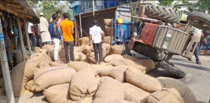 রাণীনগরে ধান বোঝাই ট্রাক্টর উল্টে একই পবিবারের শিশুসহ ৪জন আহত, ট্রাক্টর ও চালক আটক