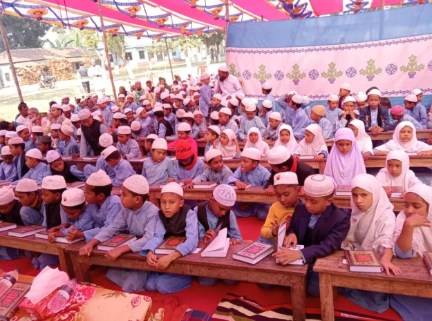 সলঙ্গায় ৮১ শিক্ষার্থীর হাতে কুরআনের ছবক