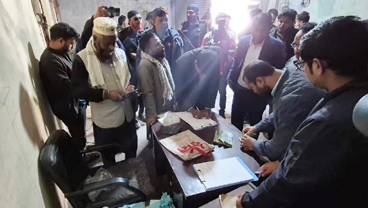 ২৬ টন নিষিদ্ধ পলিথিন জব্দ, ম্যানেজারসহ তিনজনের কারাদণ্ড