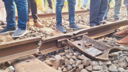 রেললাইন ভাঙাতে ৪০ মিনিট দেরিতে আড়ানী ছাড়ে সিল্কসিটি