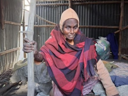 জরাজীর্ণ ঘরে অনাহারে দিন কাটছে রায়গঞ্জের অন্ধ হাজেরা খাতুনের