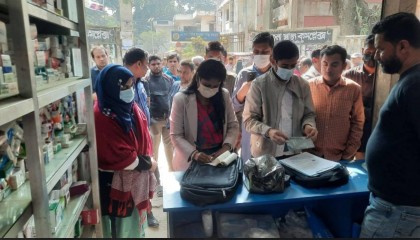 রায়পুরায় মেয়াদোত্তীর্ণ ওষুধ রাখায় দুই ফার্মেসিকে জরিমানা