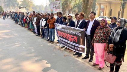 নিরাপদ কর্মপরিবেশের দাবিতে রাবি অফিসার সমিতির মানববন্ধন