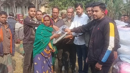 সোনাতলায় অবসরপ্রাপ্ত লেফটেন্যান্ট কর্নেল সৌরভের উদ্যোগে শীতার্তদের মাঝে কম্বল বিতরণ