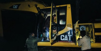 সিংড়ায় অবৈধ পুকুর খনন, রাতভর অভিযানে ৫টি ভেকুর ব্যাটারি জব্দ 