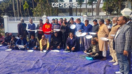 সামনে খালি প্লেট নিয়ে সরকারি কর্মচারীদের প্রতীকী অনশন
