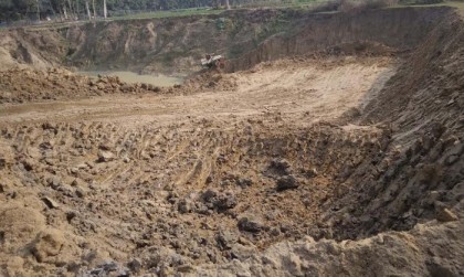 বগুড়ায় আবাদী জমির মাটি যাচ্ছে ইটভাটায়। চলছে অনিয়মের মহোৎসব