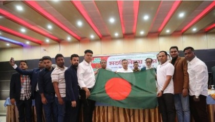 তারেক রহমানের হাতে বাংলাদেশের পতাকা তুলে দিল বগুড়া জেলা ছাত্রদল