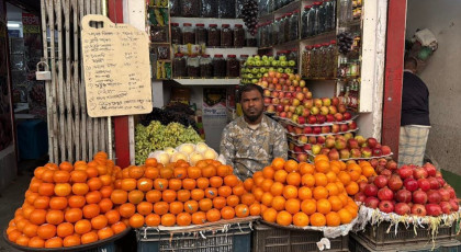 নওগাঁয় ইফতারের ফলের বাজারে আগুন, খালি হাতে ফিরছেন হতদরিদ্ররা