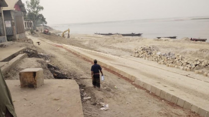 সাঘাটার মুন্সিরহাটে যমুনা থেকে অবৈধ বালু উত্তোলন, বসতবাড়ি ও শিক্ষাপ্রতিষ্ঠান হুমকিতে