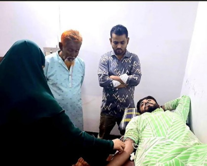 মুমূর্ষু কিডনি রোগীর পাশে স্বেচ্ছাসেবক দল