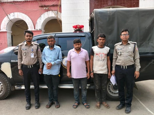 বগুড়ায় ডিএনসির অভিযানে গাঁজা ও অ্যালকোহলসহ গ্রেফতার ৩