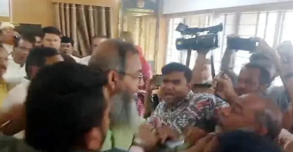 বগুড়া-৬ উপনির্বাচনে মনোনয়ন জমা ঘিরে বিএনপির দুই নেতার হাতাহাতি