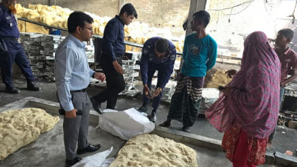 পায়ে মাড়িয়ে তৈরি হচ্ছে সেমাই, বগুড়ায় কারখানাকে  জরিমানা