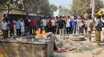 নওগাঁয় সড়ক দুর্ঘটনায় শিক্ষক নিহত, বিক্ষুব্ধ জনতার সড়ক অবরোধ-অগ্নিসংযোগ