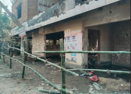 রায়গঞ্জে ১৮ মাস পর আ.লীগ কার্যালয় ঘিরে বাঁশের বেড়া, 