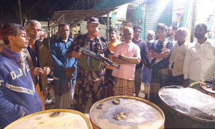 ধামইরহাট সীমান্তে জ্বালানি তেলের পাচার ঠেকাতে সতর্ক বিজিবি