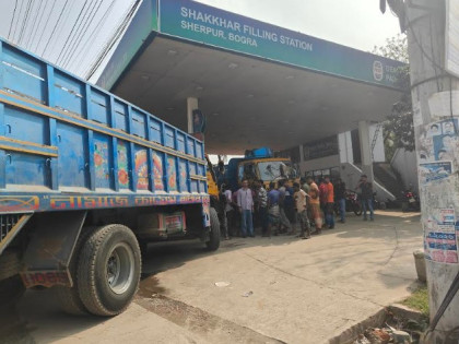 তেলের সংকটে শেরপুরে পাম্পে ১ কিঃমি দীর্ঘ লাইন, খোলাবাজারে বেড়েছে লিটারে ৫০ টাকা